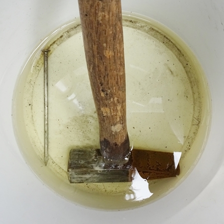 Vzorek kovu ve vodě - ochrana teflonovou vrstvou